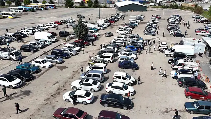 Malatya Açık Oto Pazarı'nda satıcı da alıcı da beklemede
