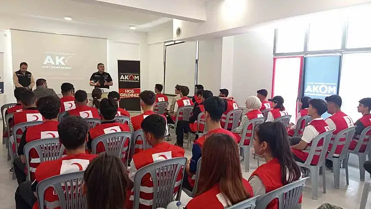 Malatya Büyükşehir Belediyesi'nden genç gönüllülere afet ve yangın eğitimi