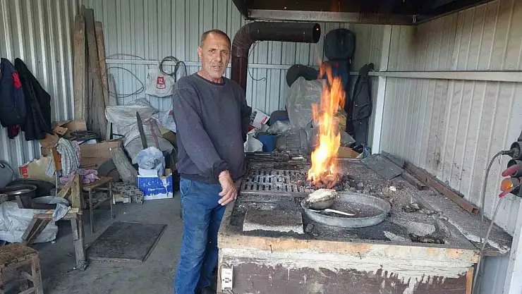 Malatya'da 55 yıllık kalaycı ustası zamana direniyor