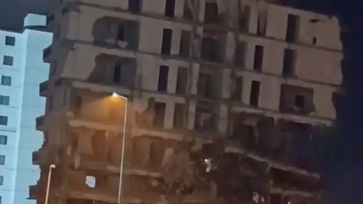 Malatya'da ağır hasarlı 7 katlı bina saniyeler içerisinde yerle bir oldu