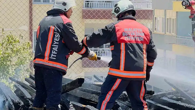 Malatya'da ağır hasarlı okulun çatısında korkutan yangın