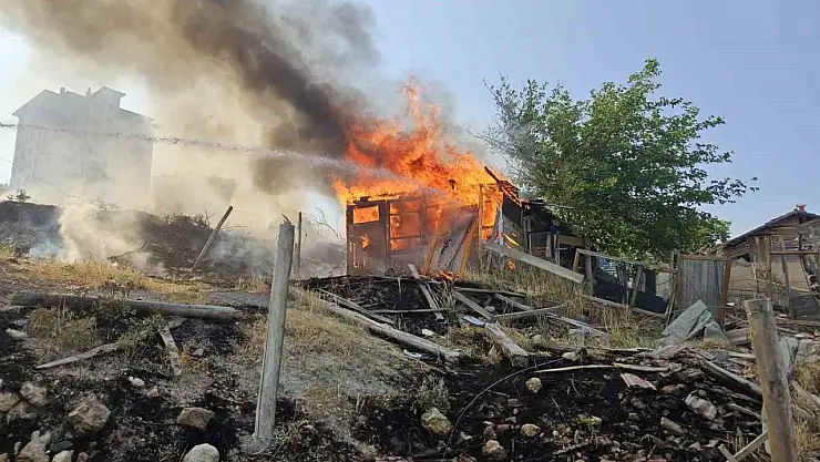 Malatya'da araç ve baraka yangını