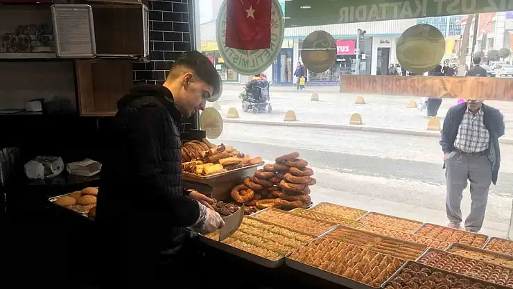 Malatya'da bayram öncesi baklava ustalarının yoğun mesaisi başladı