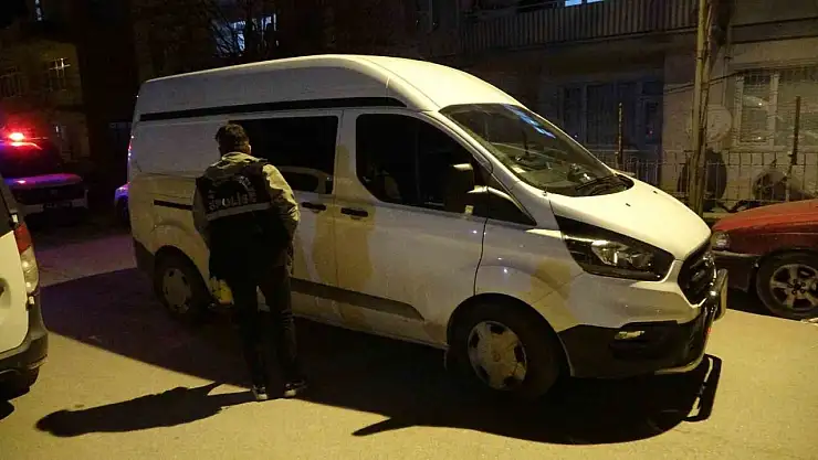 Malatya'da bir şahıs, husumetlisinin ikametini kurşunladı