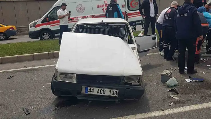 Malatya'da çekici ile çarpışan Tofaş kağıt gibi ezildi: 8 yaralı