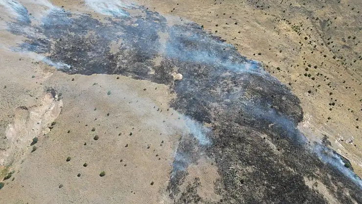 Malatya'da dağlık alanda çıkan yangın havadan görüntülendi