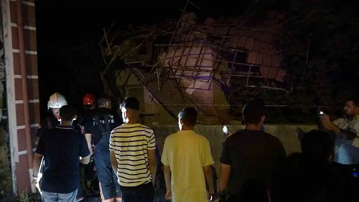 Malatya'da hasarlı evin çatısı çöktü