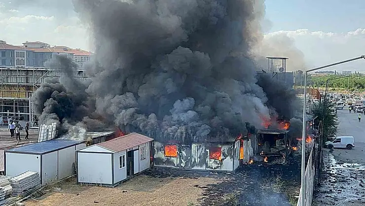 Malatya'da hırdavat malzemelerinin satıldığı iş yerinde yangın