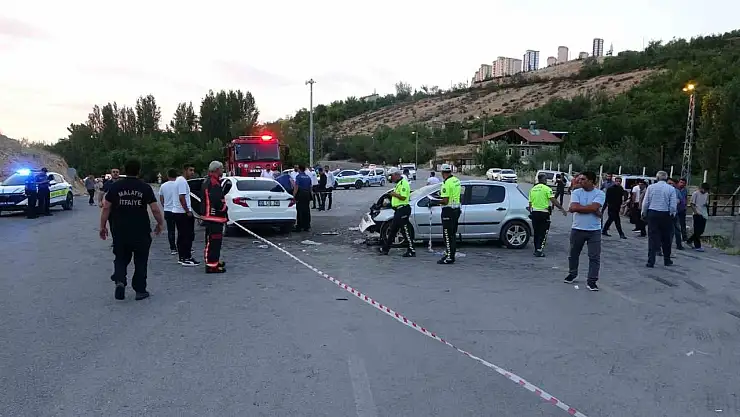 Malatya'da iki araç kafa kafaya çarpıştı: 11 yaralı