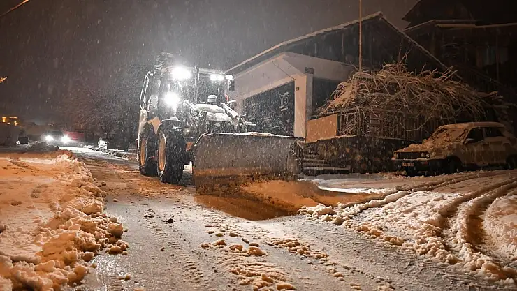Malatya'da karla mücadele ediliyor