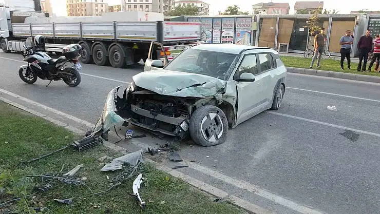 Malatya'da kontrolden çıkan araç refüje çarptı: 3 yaralı