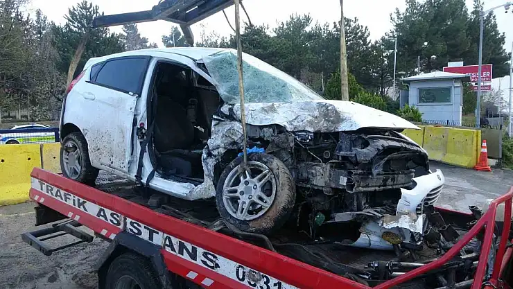 Malatya'da kontrolden çıkan otomobil 2 araca çarparak durabildi: 3 yaralı