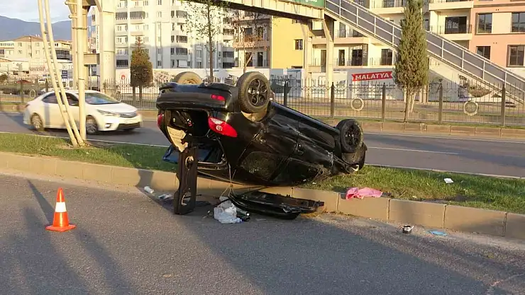 Malatya'da kontrolden çıkan otomobil refüje çarptı: 1 yaralı