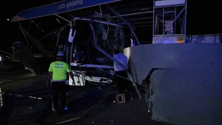 Malatya'da kontrolden çıkan yolcu otobüsü oto yıkamaya daldı: 8 yaralı