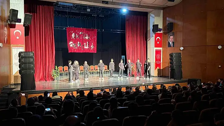 Malatya'da öğrencilerden Turgut Özakman oyunu