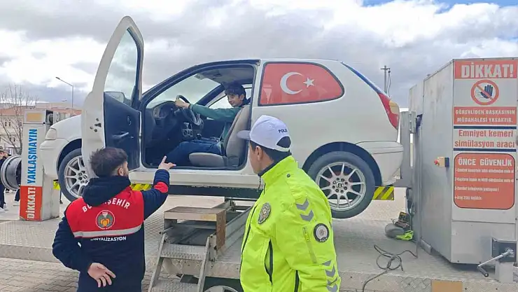Malatya'da öğrencilere simülasyonla emniyet kemeri farkındalığı