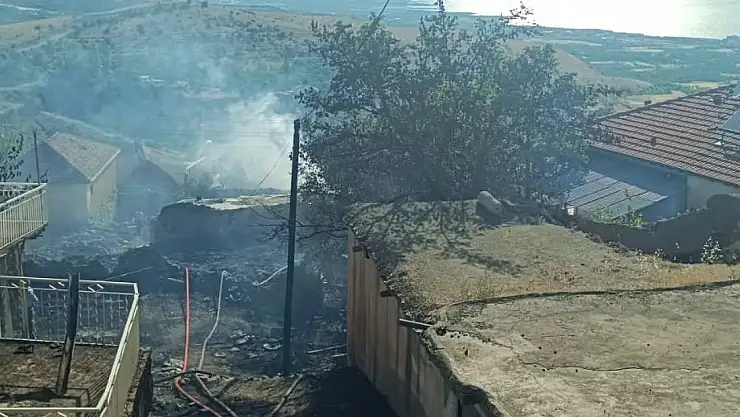Malatya'da örtü yangını: 2 ev küle döndü