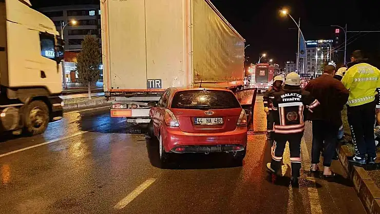 Malatya'da otomobil ile tır çarpıştı: 3 yaralı