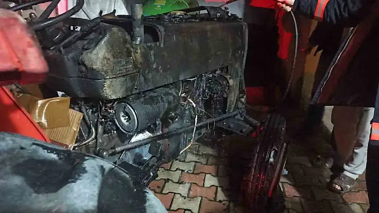 Malatya'da park halinde alev alan traktör kullanılamaz hale geldi