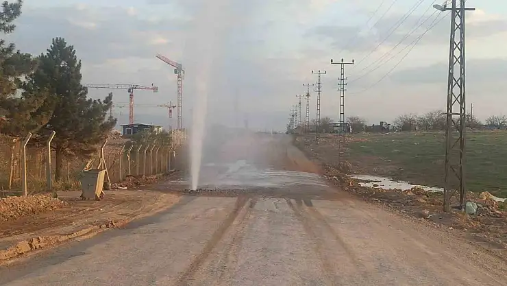 Malatya'da patlayan borudan fışkıran su metrelerce yükseğe çıktı