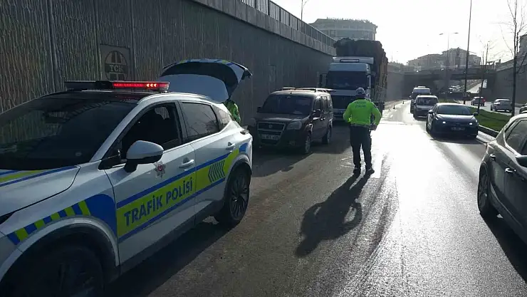 Malatya'da şaftı kırılan tır trafiği kilitledi