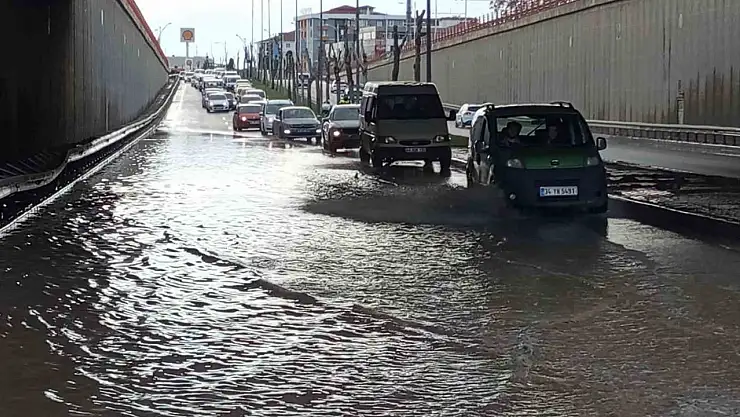 Malatya'da sağanak etkili oluyor: Yollar göle döndü