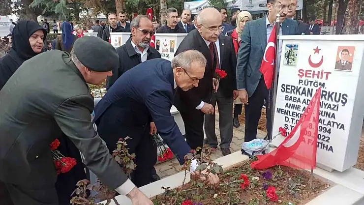 Malatya'da şehitlikte buruk bayramlaşma