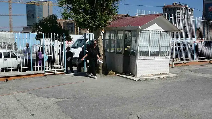 Malatya'da TYT heyecanı: Veliler dışarda, öğrenciler içeride ter döktü