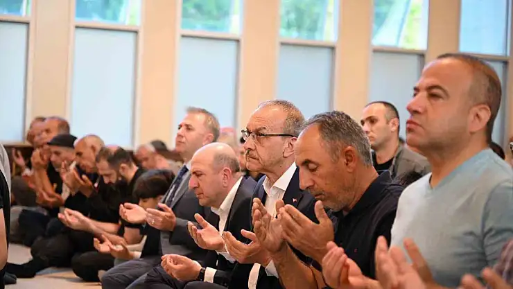 Malatya'da vatandaşlar bayram namazı için camilere akın etti