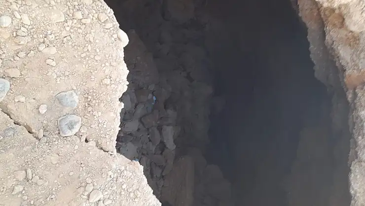 Malatya'da yoldaki çukura düşen iş makinesinin operatörü yaralandı