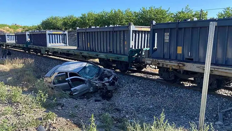 Malatya'da yük treni hemzemin geçitte otomobile çarptı: 5 yaralı