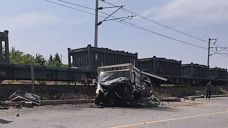Malatya'da yük treni kamyonete çarptı