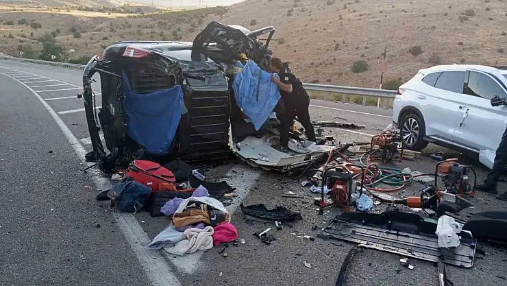 Malatya-Kayseri karayolu Akçadağ ilçesinde hafif ticari araç ile otomobilin kafa kafaya çarpışması sonucu ilk belirlemelere göre 4 kişi hayatını kaybetti, 2 kişi yaralandı.