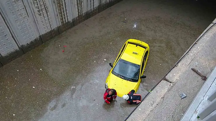 Malatya sağanak yağışa teslim: Yollar göle döndü