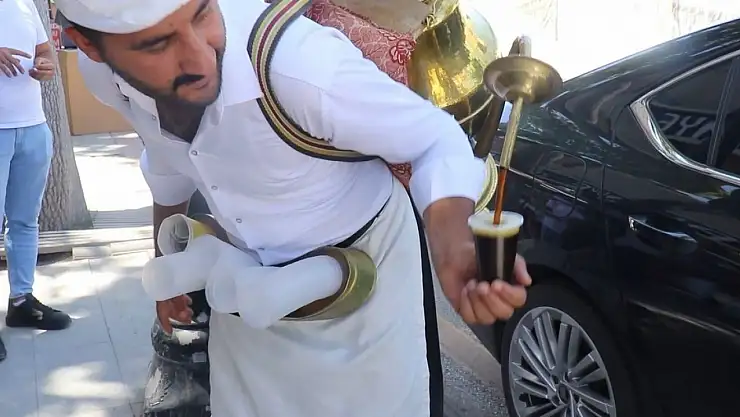 Malatyalılar, meyan kökü şerbetiyle serinliyor