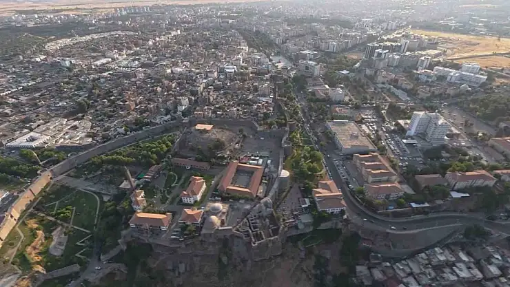 Manzara tutkunları havadan Diyarbakır'ın tarihi yerlerini keşfediyor