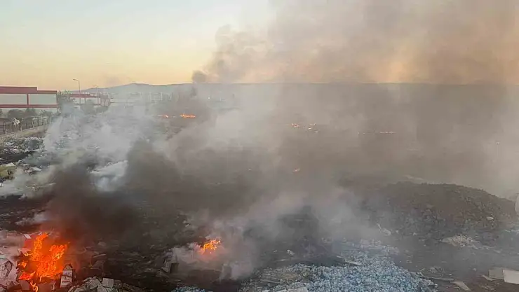 Mega Sanayi Sitesi çöplüğünde yangın