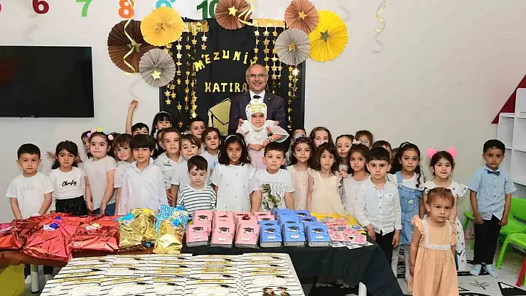 Miniklerin ilk karnesi Başkan Er'in elinden
