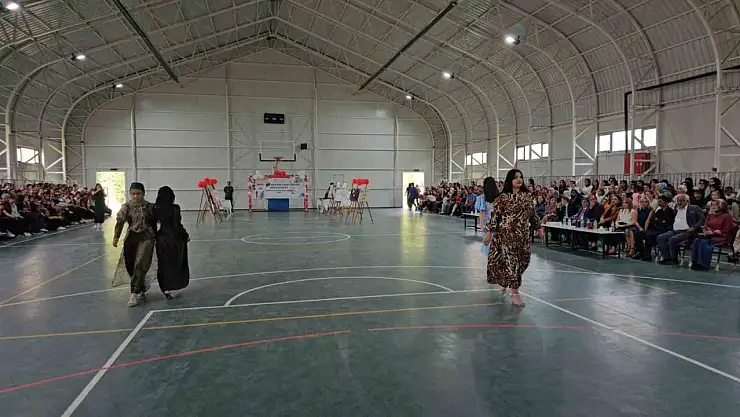 Moda bölümü öğrencileri tasarladıkları giysileri sergiledi