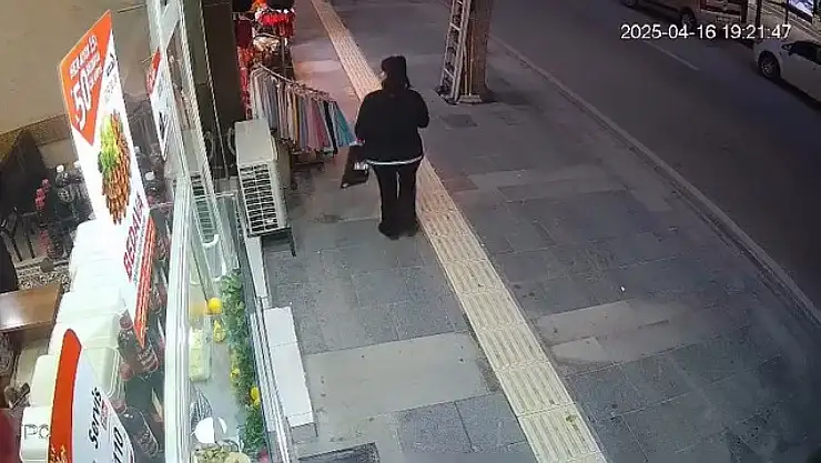 Önce gider gibi yaptı ardından dönüp çaldı