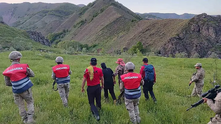 Ot toplamaya gittikleri bölgede kaybolan çiftin yardımına jandarma yetişti