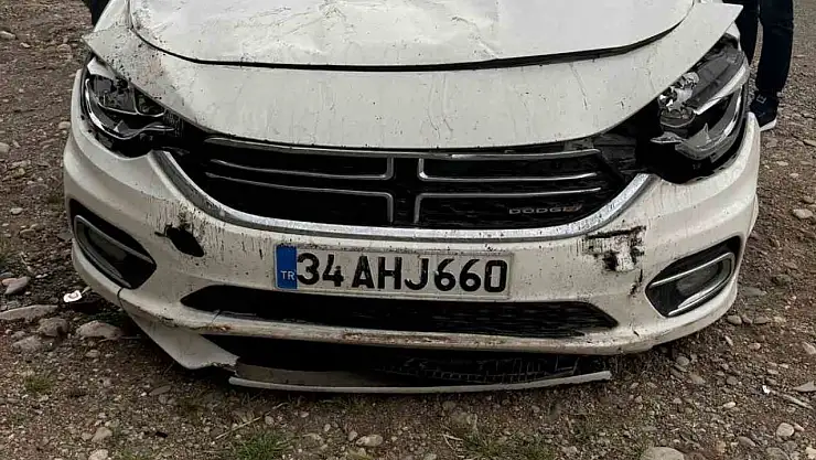 Otomobil 3 metre yükseklikteki köprüden uçtu: 3 yaralı