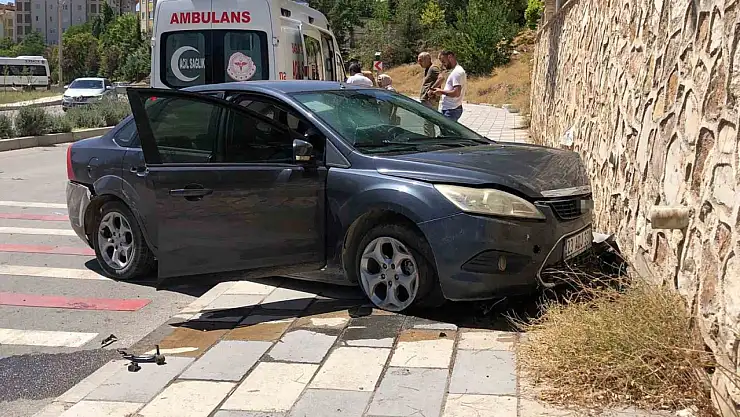 Otomobil duvara çarptı: 1 yaralı