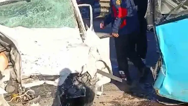 Otomobil ile belediye otobüsü çarpıştı: 1 ölü, 4 yaralı
