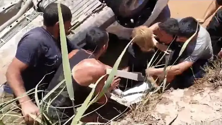 Otomobil sulama kanalına düştü: Sürücüyü itfaiye ekibi kurtardı