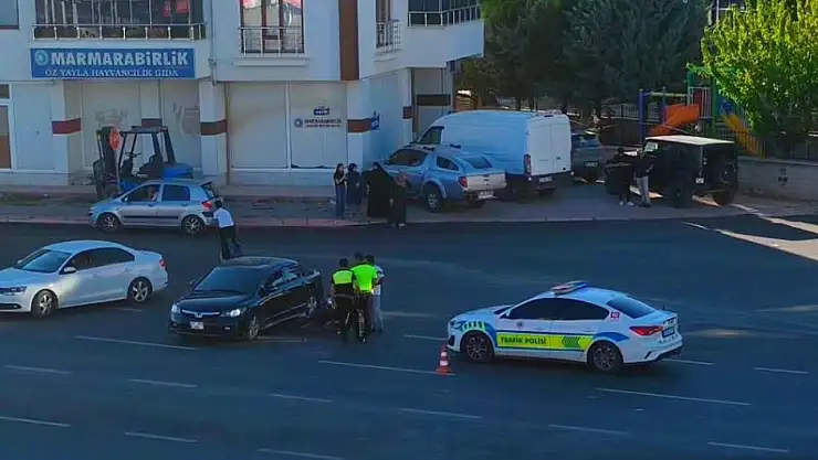 Otomobile çarpan motosikletin sürücüsü yaralandı