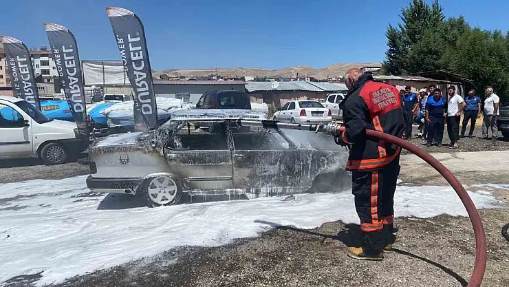 Park halindeki otomobil alev alev yandı