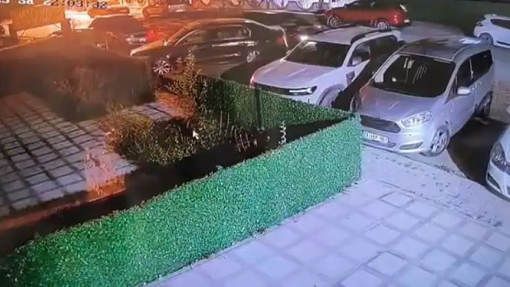 Park halindeki otomobile çarpıp kaçtı: O anlar kamerada