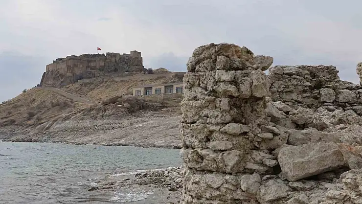 Pertek Kalesindeki sular çekildi, askeri nizamiye gün yüzüne çıktı