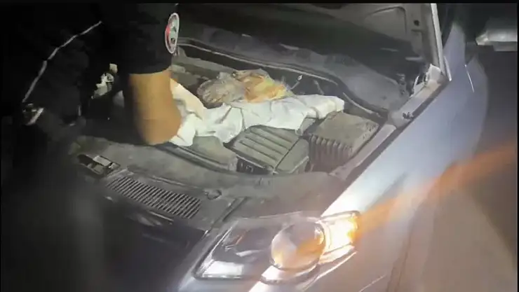 Polis uygulamasına takılan otomobilin kaputundan 2 adet kalaşnikof silah ele geçirildi